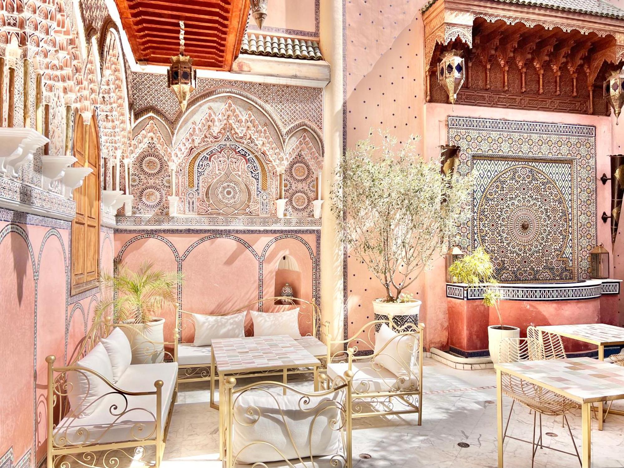 رياد Azad &
